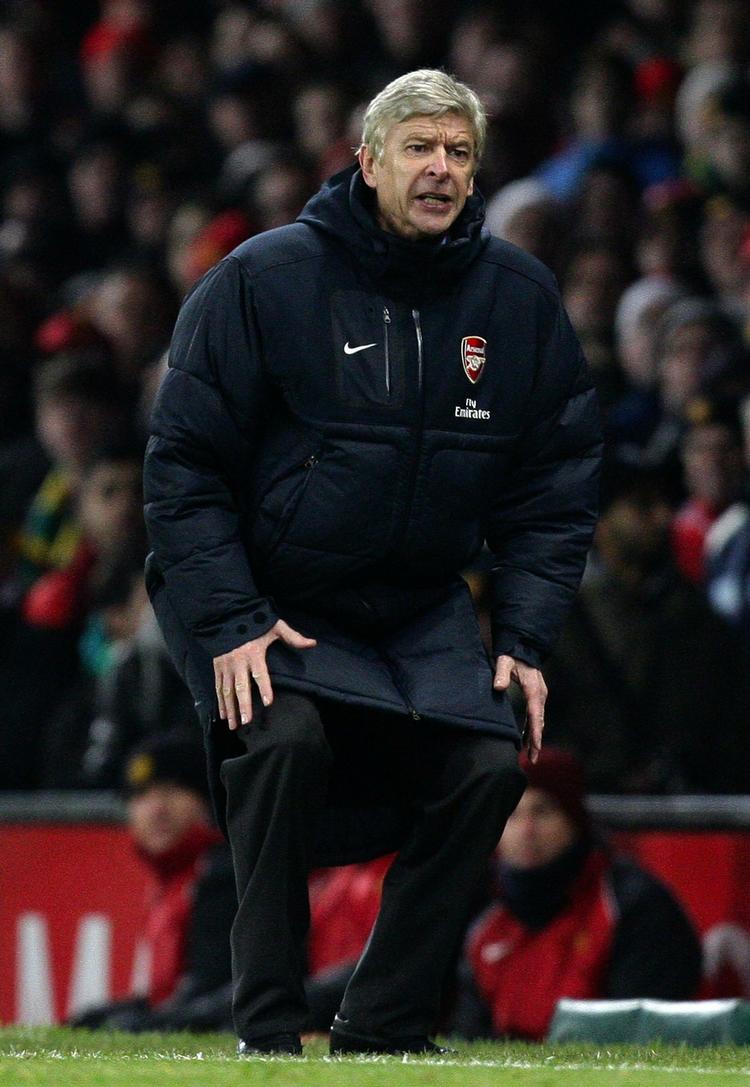 baneforhold. Arsenal-manager Arsene Wenger blev mødt med de sædvanlige smædesange fra publikum på Old Trafford, når han forlod sin bænk under kampen. 