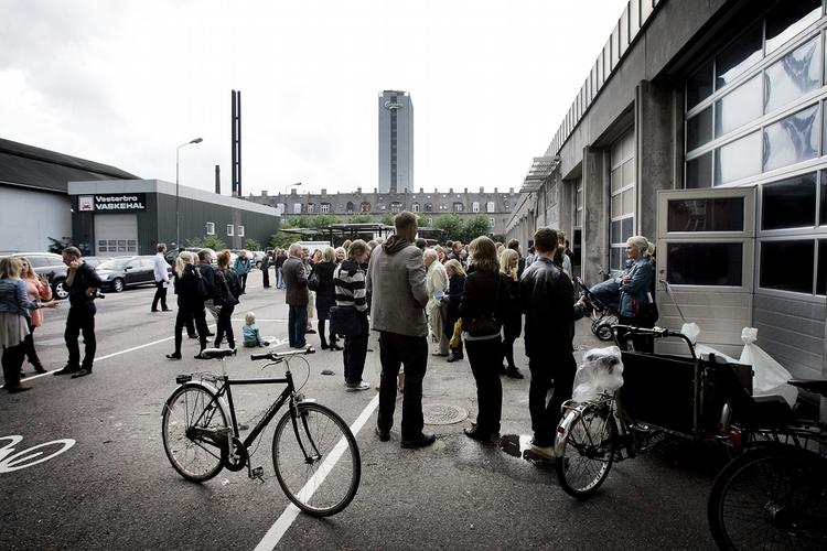 Der ligger tre gallerier på stribe på Carlsberg-området. Men det er kun til ferniseringer, at det ligefrem myldrer med liv. Til dagligt sker der meget lidt. 