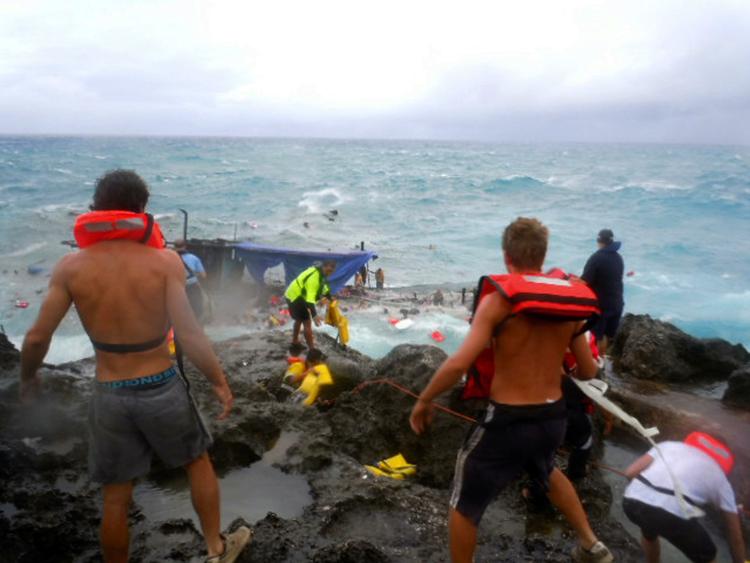 Forlis. Lokale ser hjælpeløst til, mens ofre for forliset ved Juleøen ligger spredt ud i vandet. 
