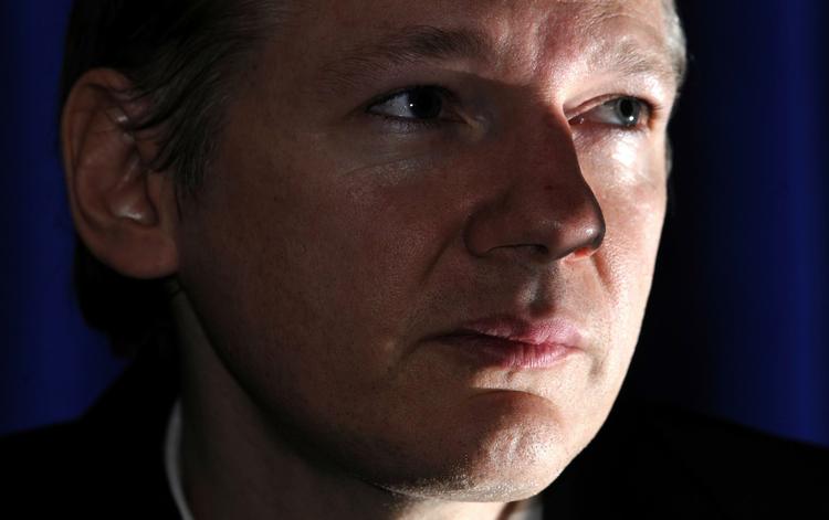 Kontroversiel. Julian Assange deler vandene for sine offentliggørelser af fortrolige papirer. Men han er populær blandt læserne af Time Magazine. 