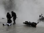 Uro. En demonstrant bliver anholdt under de voldsomme optøjer i Athen. 