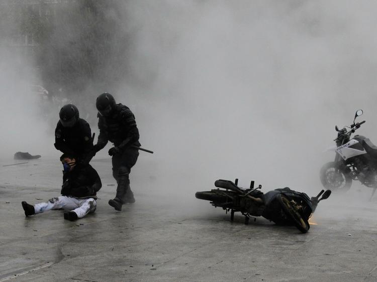 Uro. En demonstrant bliver anholdt under de voldsomme optøjer i Athen. 