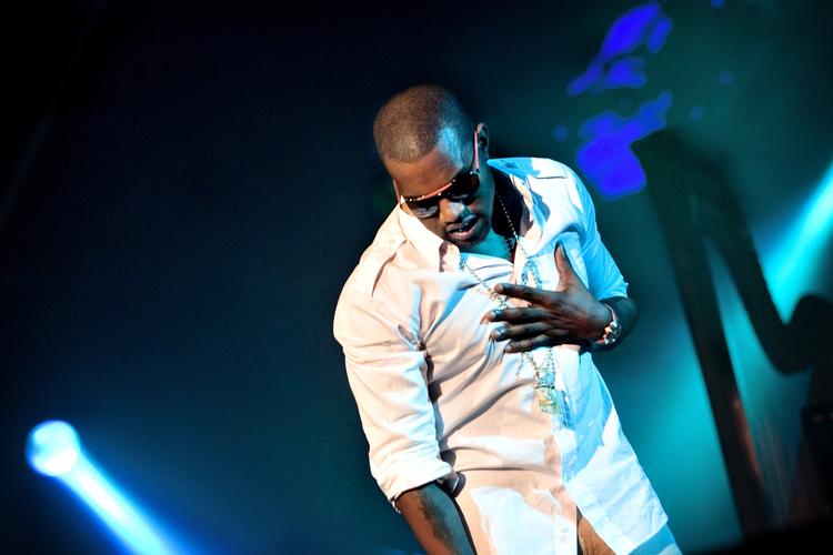 boykot. Flere kunstnere - heriblandt Kanye West, der her ses på Roskilde Festival i 2006, nægter at optræde i den amerikanske stat Arizona. De er stærkt oprørte over en ny lov, der pålægger politiet at tilbageholde og tjekke personer, som man mistænker ikke har orden i immigrationspapirerne. 