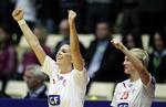 Populære. Camilla Dalby og Rikke Skov jubler over en scoring i gårsdagens kamp - og nu kan de også juble over opbakningen fra tv-seerne. 