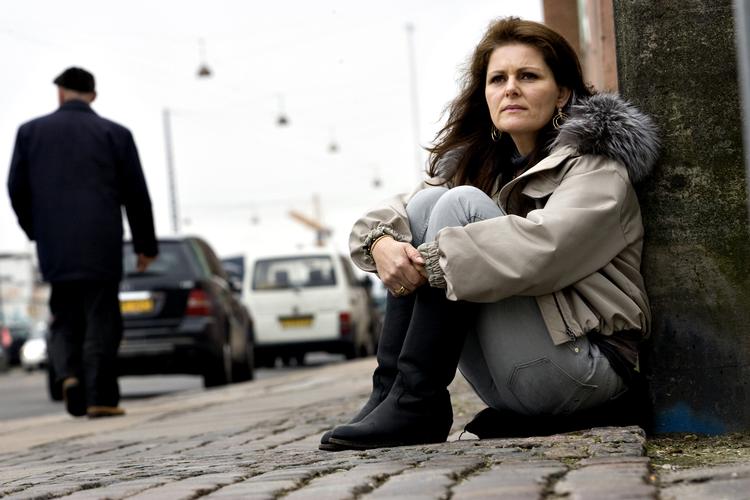 HVADNU? Burde Sara Blædel måske spørge sig selv. Hendes aktuelle krimi kalder på en eftertanke, mener kritikerne. 