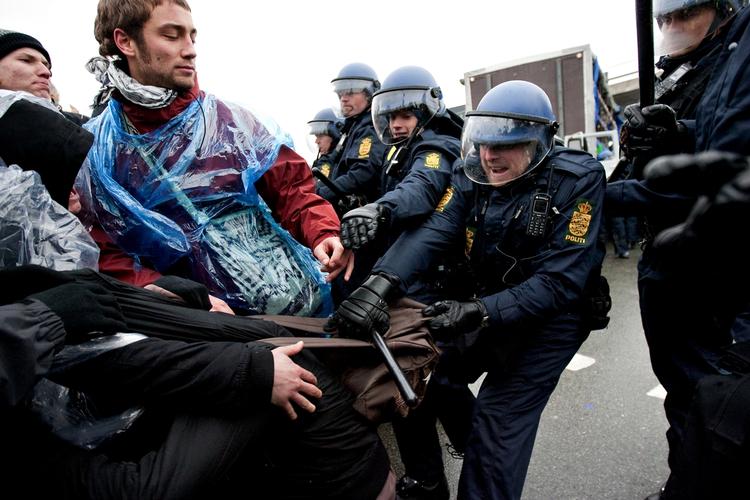 Rødglødende. Der var hårde kampe mellem politi og klimaaktivister under klimatopmødet i København for præcis et år siden. Lastbilen, der omtales i klippet fra politiradioen, kan ses i baggrunden. 
