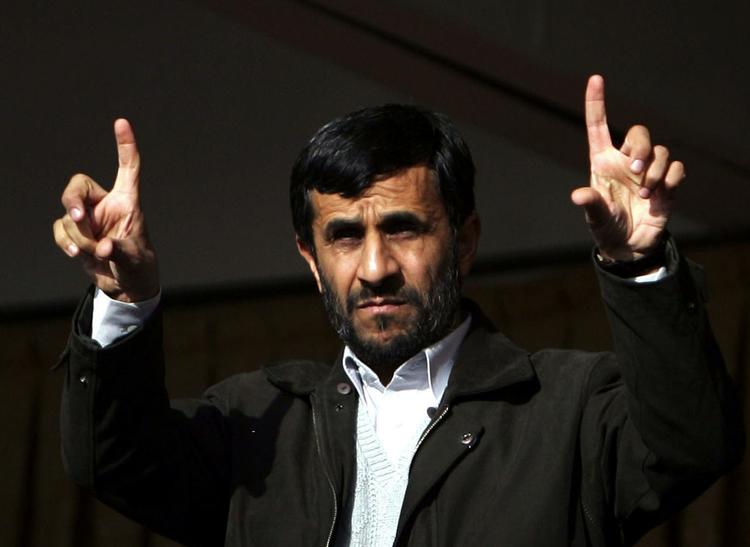 Perserkonge. Ahmadinejad, har reageret bemærkelsesværdigt tilbagelænet på afsløringerne af, at Saudi-Arabiens kong Abdullah skal have foreslået USA at tilintetgøre den iranske atomtrussel. 