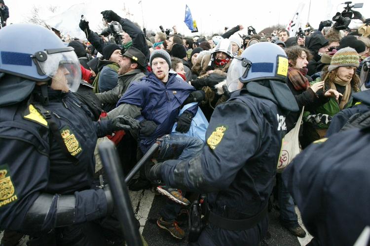 Kamp. Politiet i kamp med demonstranter den 16. december sidste år. 