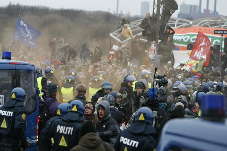 Topmøde. Det gik hårdt for sig ved Bella Center. Nu viser en optagelse fra politiradioen, at indsatslederen beordrede betjentene til at bruge stavene flittigt. 