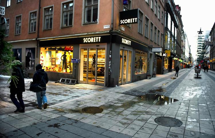 Gerningsstedet. Det var her på Drottninggatan i det indre Stockholm, at en svensk-iraker sprængte sig selv  i luften i lørdags. To forbipasserende blev såret. 