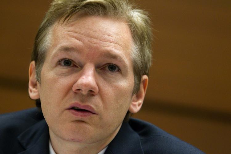 fængslet. I dag afgør en britisk dommer, hvorvidt Julian Assange kan løslades mod kaution indtil i hvert fald 11. januar, hvor han igen har mødepligt i retten. 