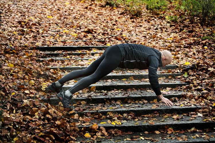 STABILITET. Lav planken ned over trapperne og bliv stærk, inden du skal på ski. 