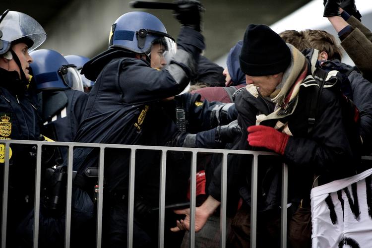 Slag. Betjentene brugte stavene flittigt mod demonstranterne ved Bella Center under COP15-topmødet sidste år. 