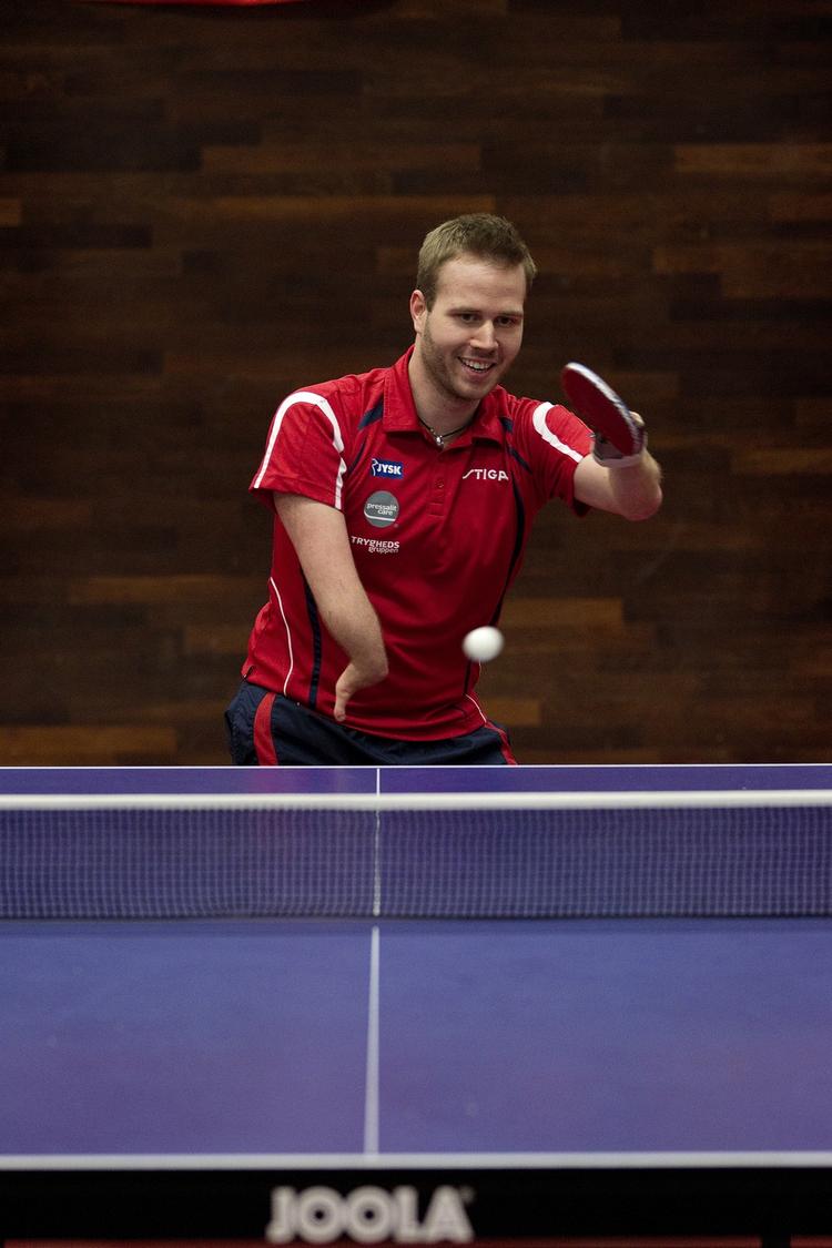 mester. OL- og VM-guldvinderen Peter Rosenmeier spiller i den tredjebedste svenske bordtennis-liga. 