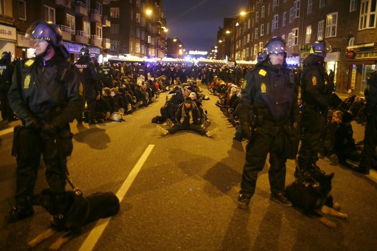 Masseanholdelse. Godt 900 personer blev sat i 'futtog' på den kolde asfalt i cirke fire timer. 200 har klaget over politiets anholdelse. 