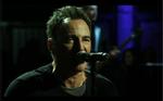 Bruce. Den 61-årige sanger og hans E Street Band opfører i den intime koncertfilm, du finder nedenfor, fire numre fra det nye bokssæt 'The Promise', plus en coverversion af et gammelt Presley-hit, 'Blue Christmas'. 