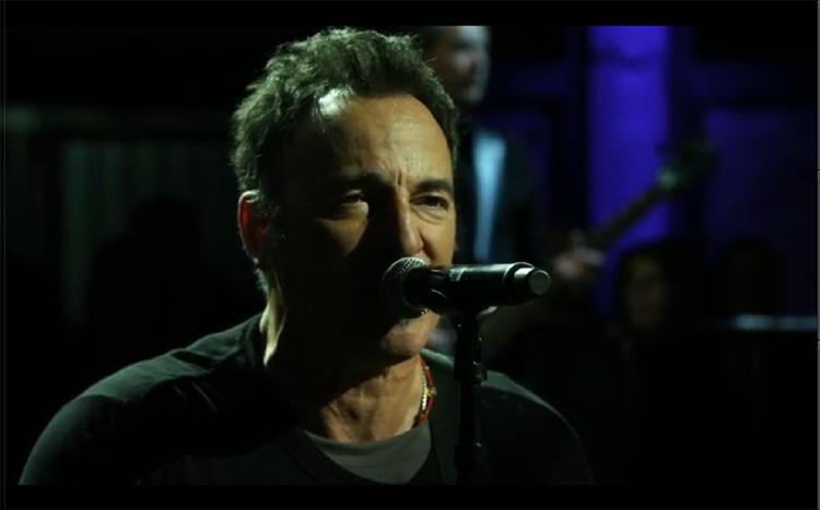 Bruce. Den 61-årige sanger og hans E Street Band opfører i den intime koncertfilm, du finder nedenfor, fire numre fra det nye bokssæt 'The Promise', plus en coverversion af et gammelt Presley-hit, 'Blue Christmas'. 
