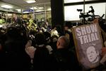 RETSMØDE. Medier og WikiLeaks-støtter flokkes foran retten i London under behandlingen af sagen om den voldtægtssigtede Julian Assanges fængsling. 