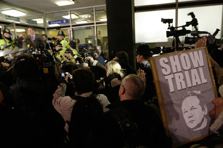 RETSMØDE. Medier og WikiLeaks-støtter flokkes foran retten i London under behandlingen af sagen om den voldtægtssigtede Julian Assanges fængsling. 