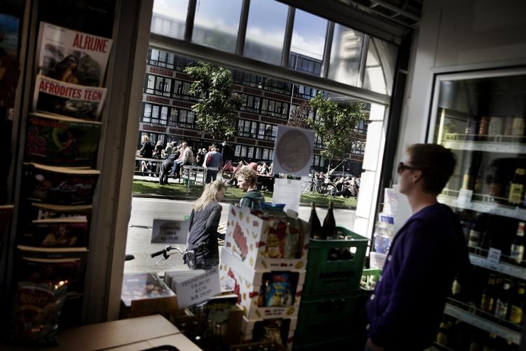 Kunder på Vesterbro har skrevet en bog om deres lokal kiosk, der ikke er helt almindelig. For eksempel afholdes her ølsmagninger og Distortion-fest. 