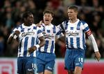 pengekamp. Thomas Helveg (midt) har spillet sin sidste hjemmekamp for OB, men kan komme på banen i aften i Europa League mod Stuttgart. 