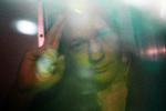 mistænkt. Julian Assange ankom ved middagstid til retten i London. Fra bilen hilste han på de mange fremmødte foran retten. 