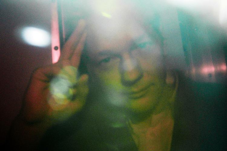 mistænkt. Julian Assange ankom ved middagstid til retten i London. Fra bilen hilste han på de mange fremmødte foran retten. 