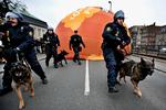 POLITIINDSATS. Københavns Byret fastslår, at et stort antal anholdelser under klimatopmødet var ulovlige. Her har politiet standset demonstranters hærværk mod reklameballin foran Christiansborg. 