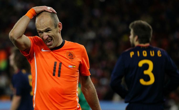 Klar. Arjen Robben ærgrer sig over en brændt kæmpemulighed i VM-finalen mod Spanien. 