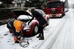Host. Bilen ville ikke starte for Louise i Charlottenlund her til morgen. Batteriet var blevet vintertræt, og måtte have hjælp fra Falckmanden Paul Vig. 