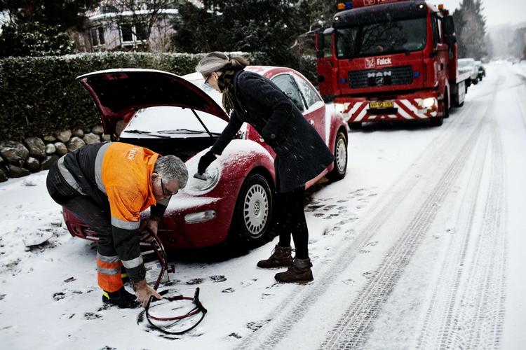 Host. Bilen ville ikke starte for Louise i Charlottenlund her til morgen. Batteriet var blevet vintertræt, og måtte have hjælp fra Falckmanden Paul Vig. 