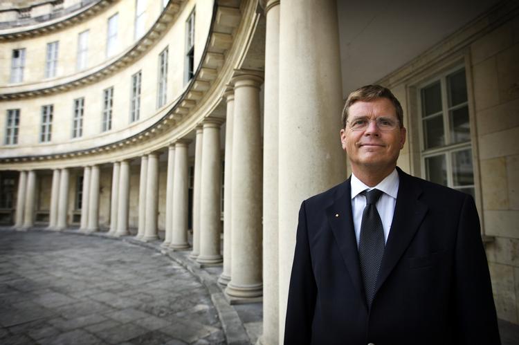 Knippelsuppe. Ifølge politidirektør Johan Reimann indgår ordene 'rødglødende stave' i politifolks 'fælles referenceramme' - og betyder noget andet. 