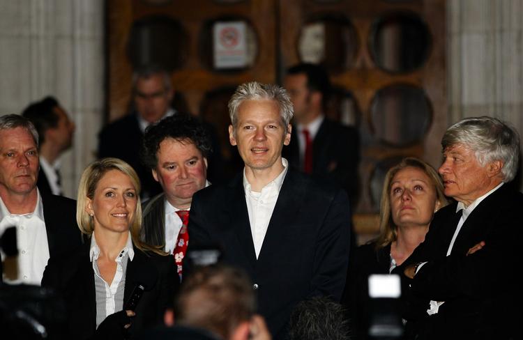 Løsladt. Julian Assange kort efter løsladelsen. 