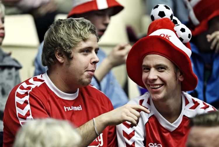 Opvarmning. Mens speakeren varmer tilskuerne op til Danmarks kamp mod Montenegro med fællessang, kan man lige nå at skyde til måls og være heldig at vinde en rød t-shirt fra GF-forsikring. 