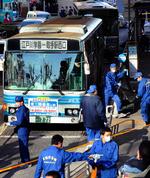 Angreb. Gerningsmanden angreb først passagererne i en skolebus, hvorefter han fortsatte i en normal bus, oplyser en talsmand for politiet i Tokyo. 