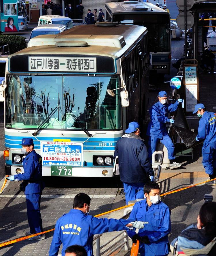 Angreb. Gerningsmanden angreb først passagererne i en skolebus, hvorefter han fortsatte i en normal bus, oplyser en talsmand for politiet i Tokyo. 