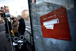 Reklamer. Hvis man kunne hænge skiltet her op foran hverdagen, ville mange danskere gøre det. Fotoet er  fra en aktion sidste år, hvor aktivister satte ingen reklamer tak-plakater op i byen. 