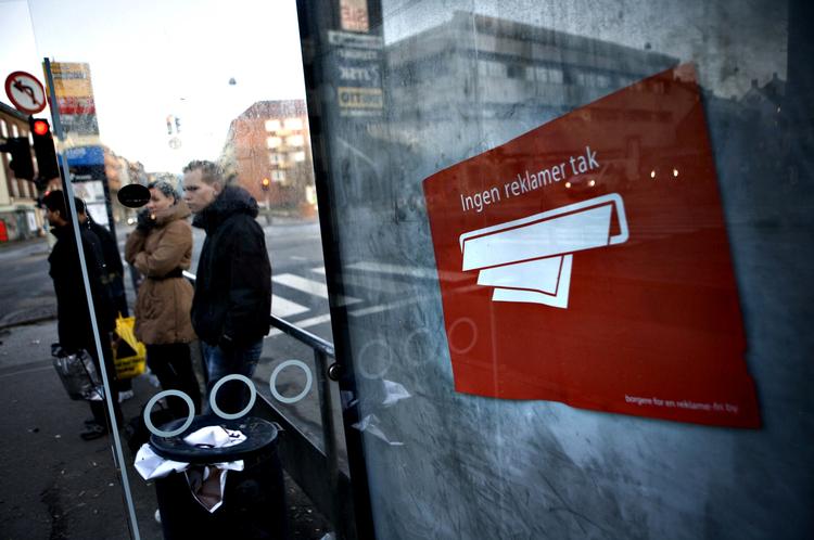 Reklamer. Hvis man kunne hænge skiltet her op foran hverdagen, ville mange danskere gøre det. Fotoet er  fra en aktion sidste år, hvor aktivister satte ingen reklamer tak-plakater op i byen. 