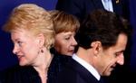 Enige. Lituaens præsident, Dalia Grybauskaite, Tysklands kansler Angela Merkel og Frankrigs præsident, Nicolas Sarkozy, kan konstatere, at krisefonden er på plads. Nu venter en traktatændring, som de skal have på plads derhjemme. 