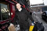 Skraldeprotest. Jakob Engel Schmidt på vej med dagens skraldeprotest foran Ekstra Bladets redaktion i København. 