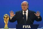 kritik. Fifa-præsident Sepp Blatter slår tilbage mod England, som har været utilfreds med processen omkring tildelingen af VM til henholdsvis Rusland og Qatar. 
