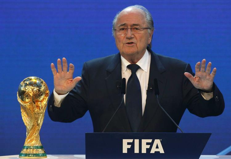 kritik. Fifa-præsident Sepp Blatter slår tilbage mod England, som har været utilfreds med processen omkring tildelingen af VM til henholdsvis Rusland og Qatar. 
