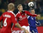 Kamp. Søren Larsen - her i aktion ved VM tidligere på året mod Japan - tror på en fremtid i fransk fodbold. 