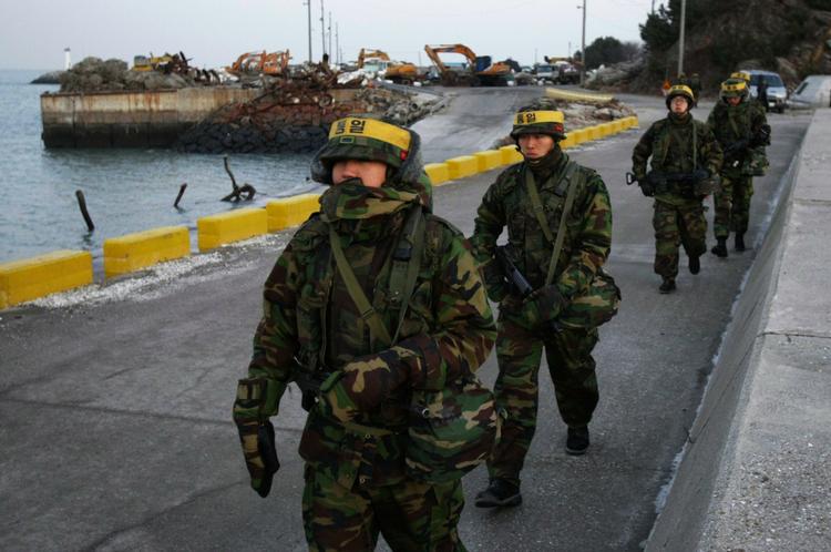 Patrulje. Sydkoreanske marinesoldater patruljerer i dag på øen Yeonpyeong, som i sidste måned blev bombarderet af nordkoreanerne. Sydkorea varsler nu en militær øvelse på øen. 