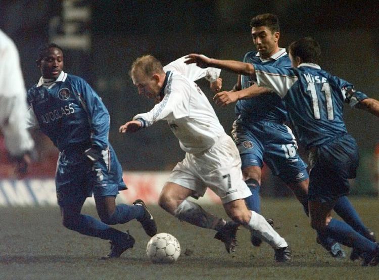 tæt. Det var tæt, da Chelsea i 1998 mødte FC København i pokalvinderturneringen. Bjarne Goldbæk (i hvidt) scorede i London, men Chelsea med Dennis Wise, Roberto di Matteo og Celestine Babayaro vandt 1-0 i Parken. 