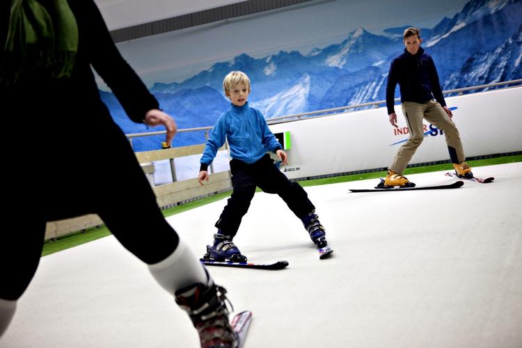 RULLETÆPPE. Seks testpiloter prøvede skitræning i hallen i Rødovre. 
