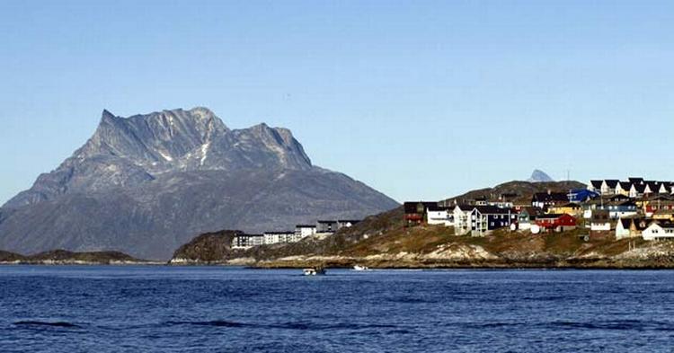 SADLEN. Nuuks vartegn er fjeldet Sermitsiaq. 