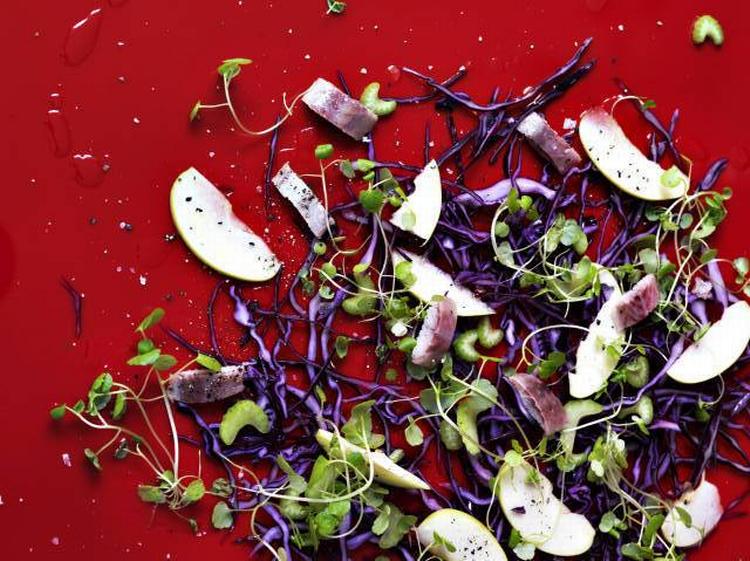 Salat til julebuffeten. Rødkålsalat drysset med ål er et friskere alternativ til røget ål med røræg. 