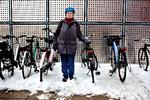 Bedre parkeringsforhold for cyklister er en af de mange sager, som Ammi Stein Pedersen og Forbrugergruppen Vest kæmper for. Nu er der cykelstativer ved Fakta på Gl. Køge Landevej i Hvidovre. Forbrugergruppens formand mener dog, at både antal, placering og kvalitet halter. 