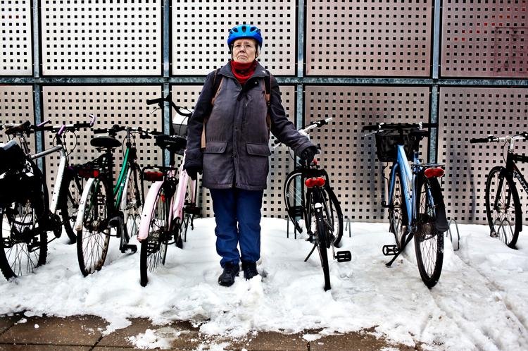 Bedre parkeringsforhold for cyklister er en af de mange sager, som Ammi Stein Pedersen og Forbrugergruppen Vest kæmper for. Nu er der cykelstativer ved Fakta på Gl. Køge Landevej i Hvidovre. Forbrugergruppens formand mener dog, at både antal, placering og kvalitet halter. 